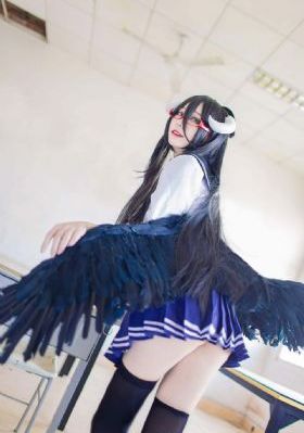 年轻的母亲观看